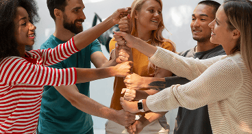 Gruppo che brinda e si diverte