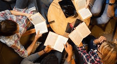 Persone che leggono insieme