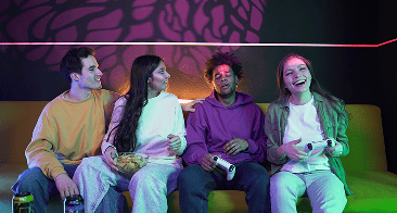 Ragazzi che giocano ai videogiochi