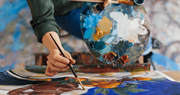 Persona che dipinge su tela