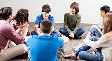 Ragazzi seduti in cerchio a parlare