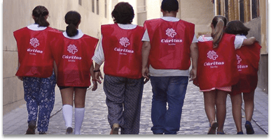 Volontari Caritas di spalle